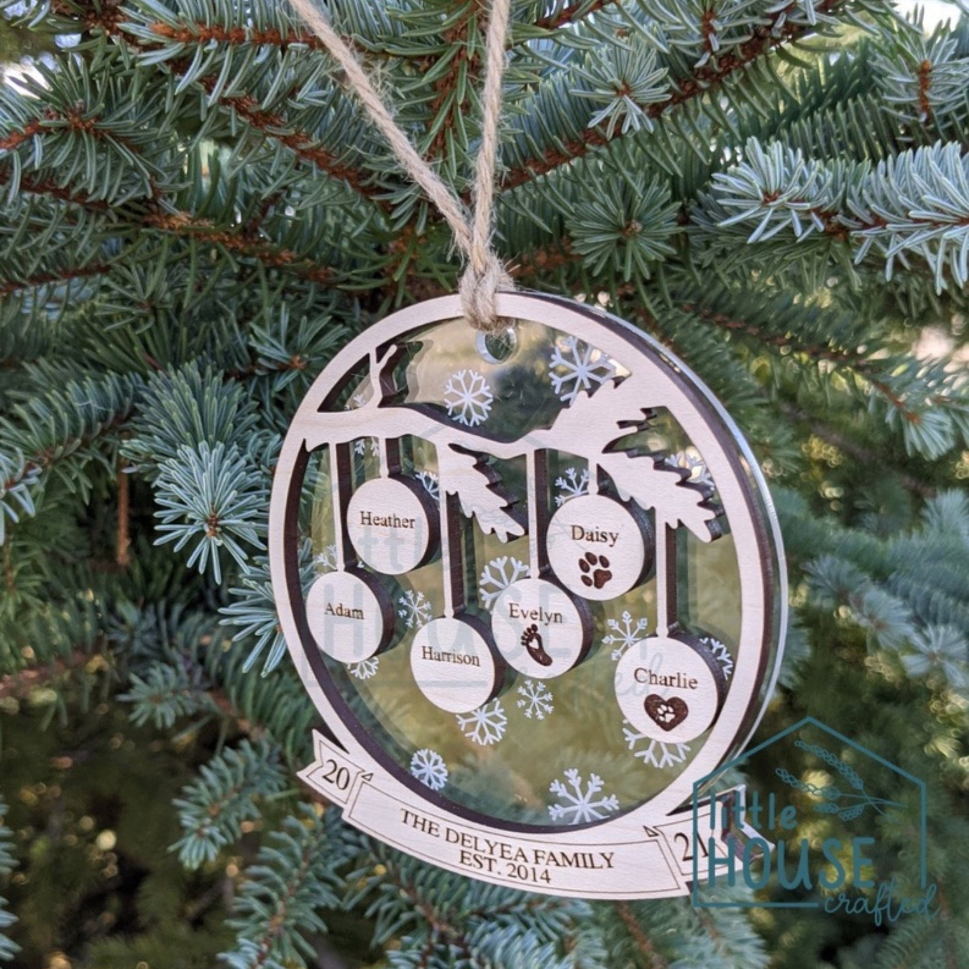 Family Christmas Ornament - 1 - 14 Family Members - Snowflakes- Acrylic - Engraved - Personalized Christmas ornaments - Gift - Family Tree