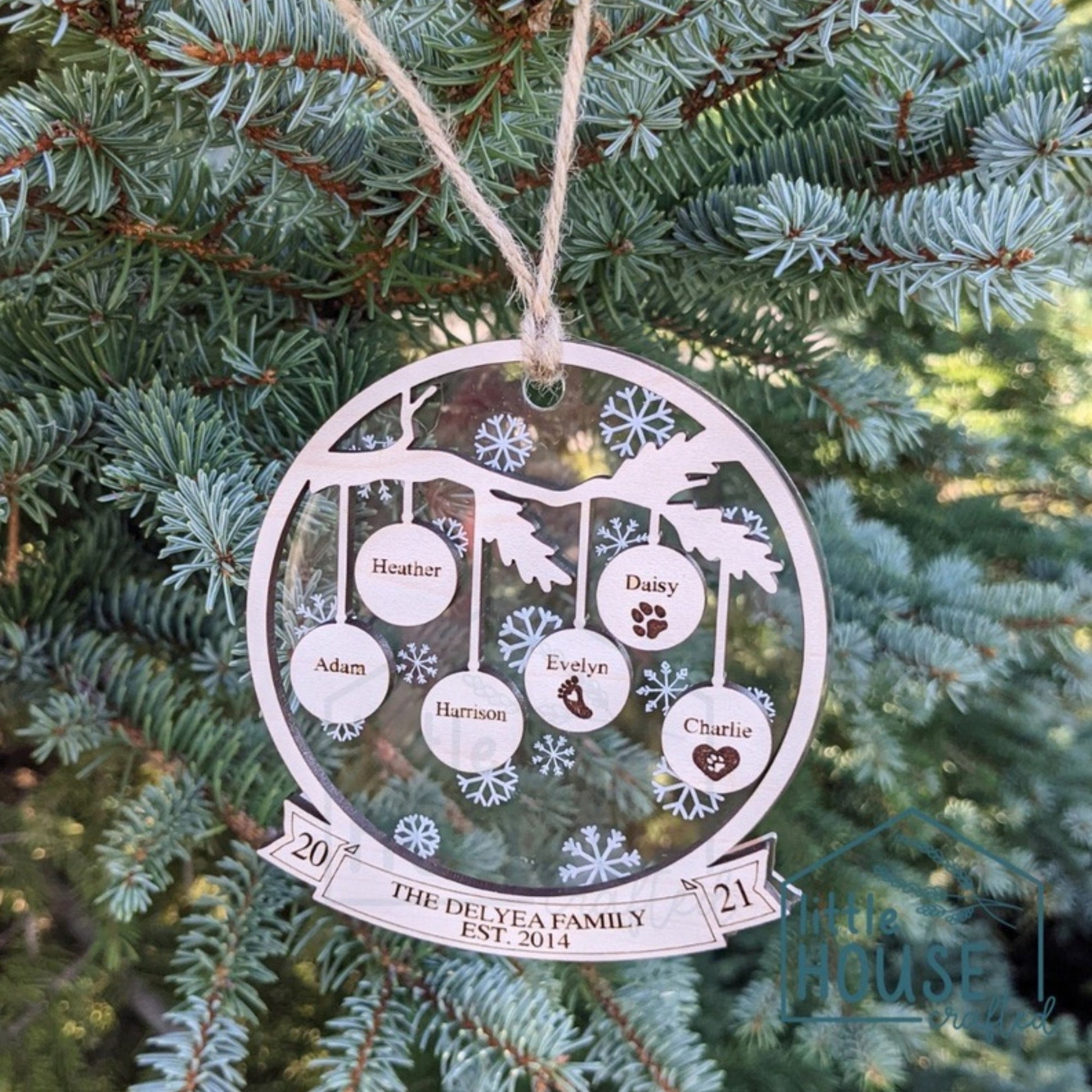 Family Christmas Ornament - 1 - 14 Family Members - Snowflakes- Acrylic - Engraved - Personalized Christmas ornaments - Gift - Family Tree